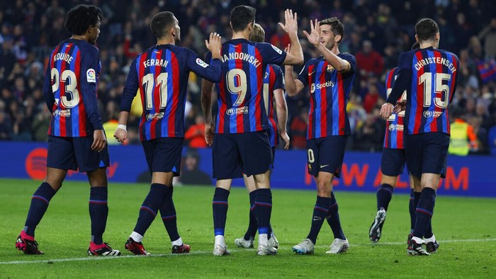 Barcelonas team players celebrate after Barcelonas Sergi Roberto scored the opening goal during the Spanish La Liga soccer match between Barcelona and Cadiz CF at the Camp Nou stadium in Barcelona, Spain, Sunday, Feb. 19, 2023. (AP Photo/Joan Monfort)