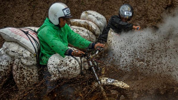 Tangkasnya Ojek-ojek Gunung Balapan di Garut