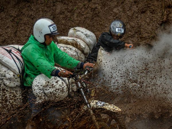 Tangkasnya Ojek-ojek Gunung Balapan di Garut