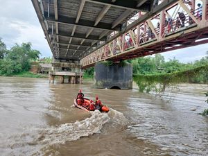 Kakek Hilang Usai Terjun di Jembatan Merah Banyumas, Tim SAR Dikerahkan