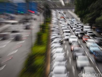 Potret Tol Dalkot Arah Semanggi yang Macet Banget Pagi Ini