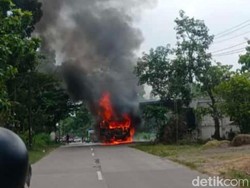Truk Molen Terbakar Hebat di Sendangmulyo Blora