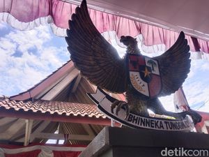 Garuda Pancasila Bertengger di Makam Inggit Garnasih Garuda Pancasila Bertengger di Makam Inggit Garnasih
