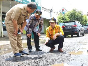 Wagub Emil Dardak Tinjau Jalan Rusak Nganjuk-Kediri Wagub Emil Dardak Tinjau Jalan Rusak Nganjuk-Kediri