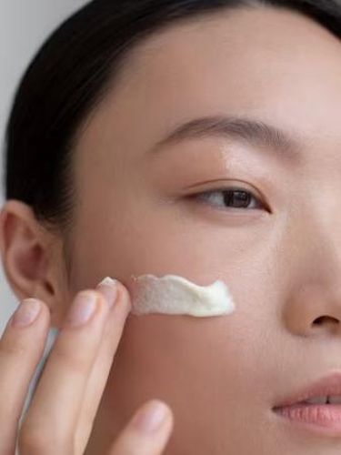 Wanita memakai primer sebelum makeup. /Foto:Freepik.com/Freepik