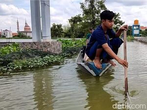 Perahu Jadi Alternatif Saat Luapan Bengawan Njero Banjiri Lamongan