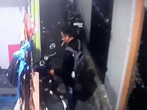Aksi Maling Motor di Gang Sempit Petamburan Terekam CCTV