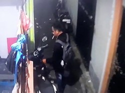 Aksi Maling Motor di Gang Sempit Petamburan Terekam CCTV
