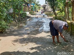 Banjir Luapan Bengawan Solo Mulai Surut, Warga Bersihkan Endapan Lumpur