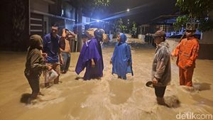 Potret Banjir Driyorejo Gresik Terjang Perumahan akibat Tanggul Jebol