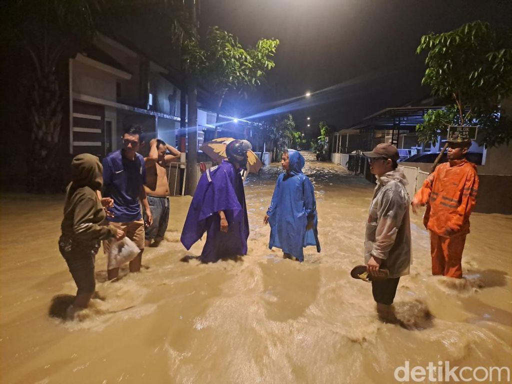 Penampakan Banjir di Gresik Gegara Hujan Deras-Tanggul Jebol