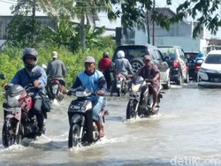 Banjir Luapan Bengawan Njero Meluas, Jalan Antarkecamatan Lamongan Terendam