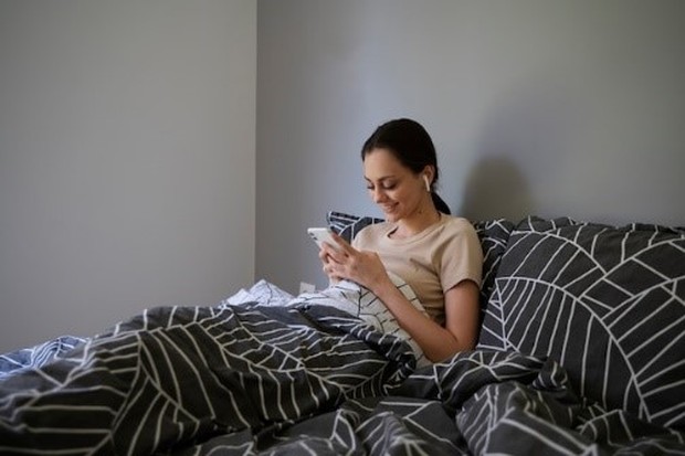 Bermain gadget sebelum tidur dapat meningkatkan stres di esok hari saat bekerja