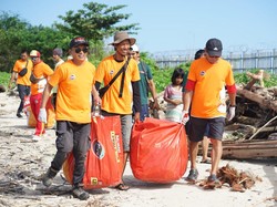 Peringati Hari Peduli Sampah, Pantai Kelan Dibersihkan Sampai Kinclong