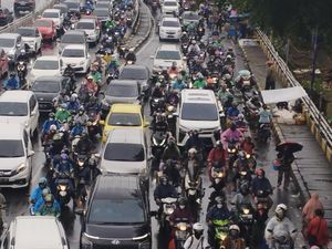 Hujan dan Jam Pulang Kerja, Jalan Gatsu Jakarta Macet di Kedua Arah