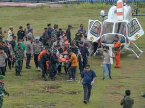 Foto-foto Terkini Evakuasi Korban Kecelakaan Heli di Jambi Foto-foto Terkini Evakuasi Korban Kecelakaan Heli di Jambi