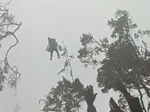 Detik-detik Kopilot dan ADC Kapolda Jambi Berhasil Dievakuasi Detik-detik Kopilot dan ADC Kapolda Jambi Berhasil Dievakuasi
