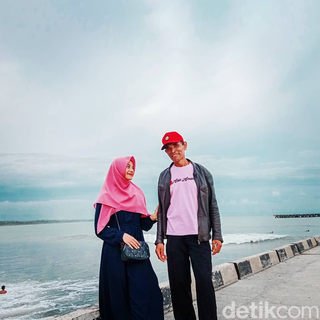 Foto Ana Amalia dan Emen Hidayat, pasangan beda usia 36 tahun viral di media sosial.