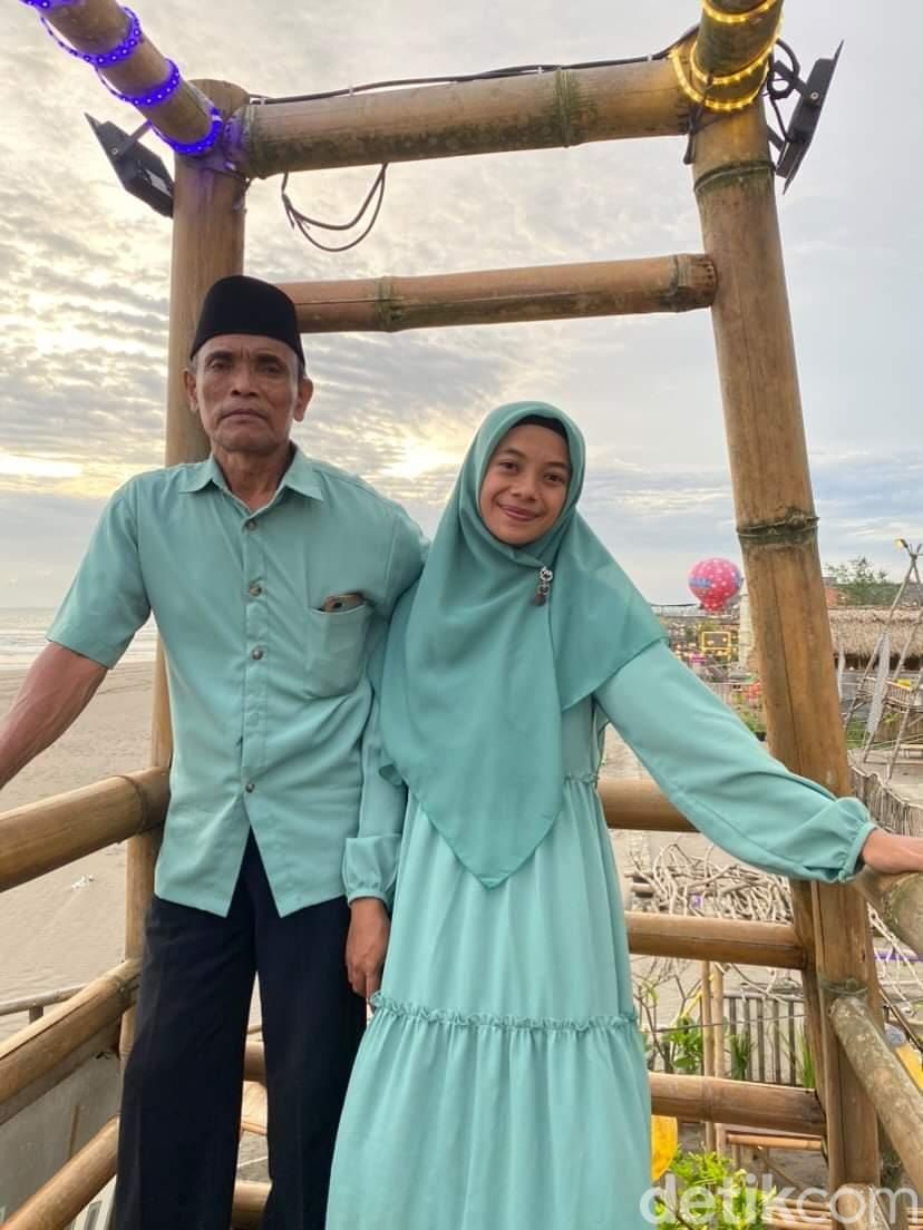 Foto Ana Amalia dan Emen Hidayat, pasangan beda usia 36 tahun viral di media sosial.