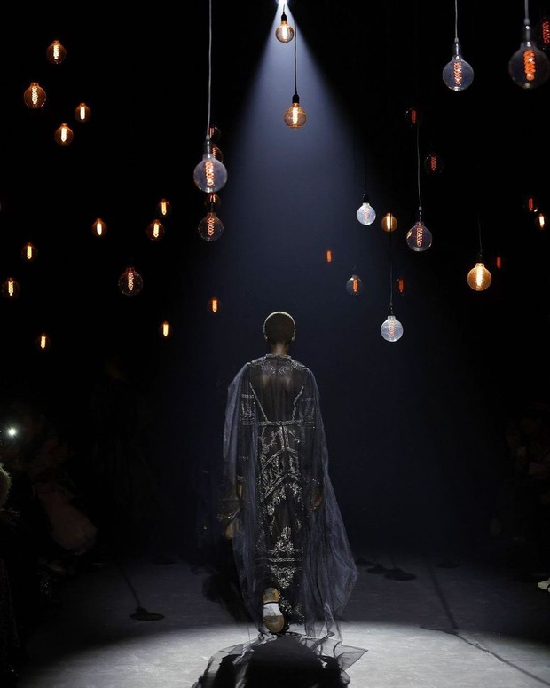 Foto: instagram.com/erdemlondon Dekorasi venue yang gelap dan intim/