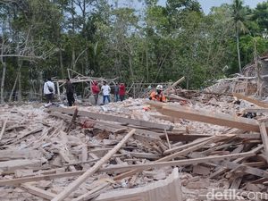 Dahsyatnya Ledakan Petasan di Blitar Tewaskan 4 Orang-Rusak 25 Rumah Dahsyatnya Ledakan Petasan di Blitar Tewaskan 4 Orang-Rusak 25 Rumah