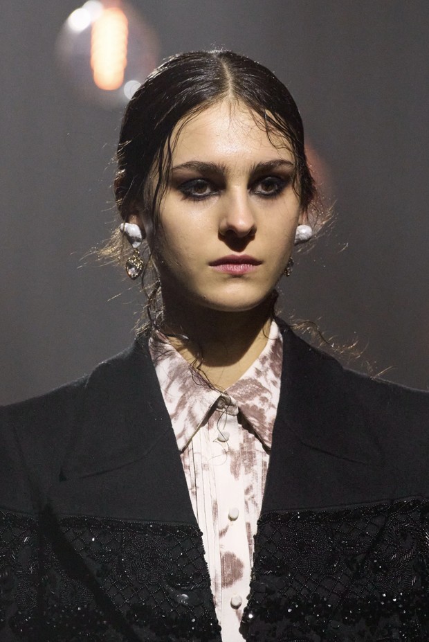 Foto: vogue.com/Alessandro Viero / Gorunway.com Beauty look Erdem/