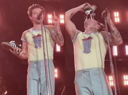 Astaga! Harry Styles Minum dari Sepatu di Tengah Konser