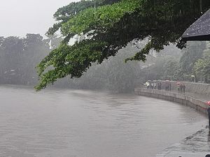Detik-detik Rumah di Bidara Cina Ambruk Akibat Luapan Kali Ciliwung Detik-detik Rumah di Bidara Cina Ambruk Akibat Luapan Kali Ciliwung