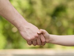 Ibu Meninggal-Ayah Biologis Masih Hidup, Apakah Kakek Punya Hak Asuh?