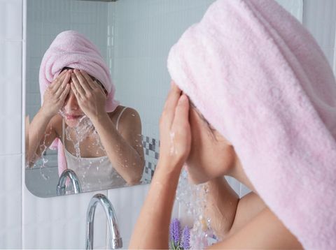 Ilustrasi membersihkan wajah/ Foto:Freepik/Jcomp
