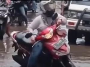 Emak-emak Motoran Terjungkal Jalan Berlubang Menganga di Kureksari Sidoarjo