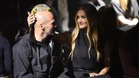 Foto: Rosie Huntington Elus Mesra Kepala Botak Jason Statham di Show Burberry