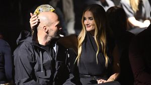 Foto: Rosie Huntington Elus Mesra Kepala Botak Jason Statham di Show Burberry