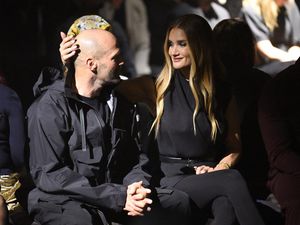 Foto: Rosie Huntington Elus Mesra Kepala Botak Jason Statham di Show Burberry Foto: Rosie Huntington Elus Mesra Kepala Botak Jason Statham di Show Burberry