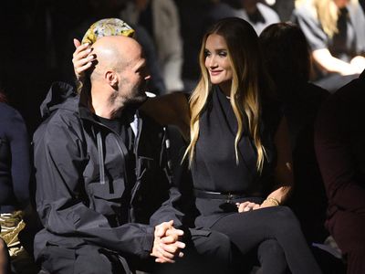 Foto: Rosie Huntington Elus Mesra Kepala Botak Jason Statham di Show Burberry