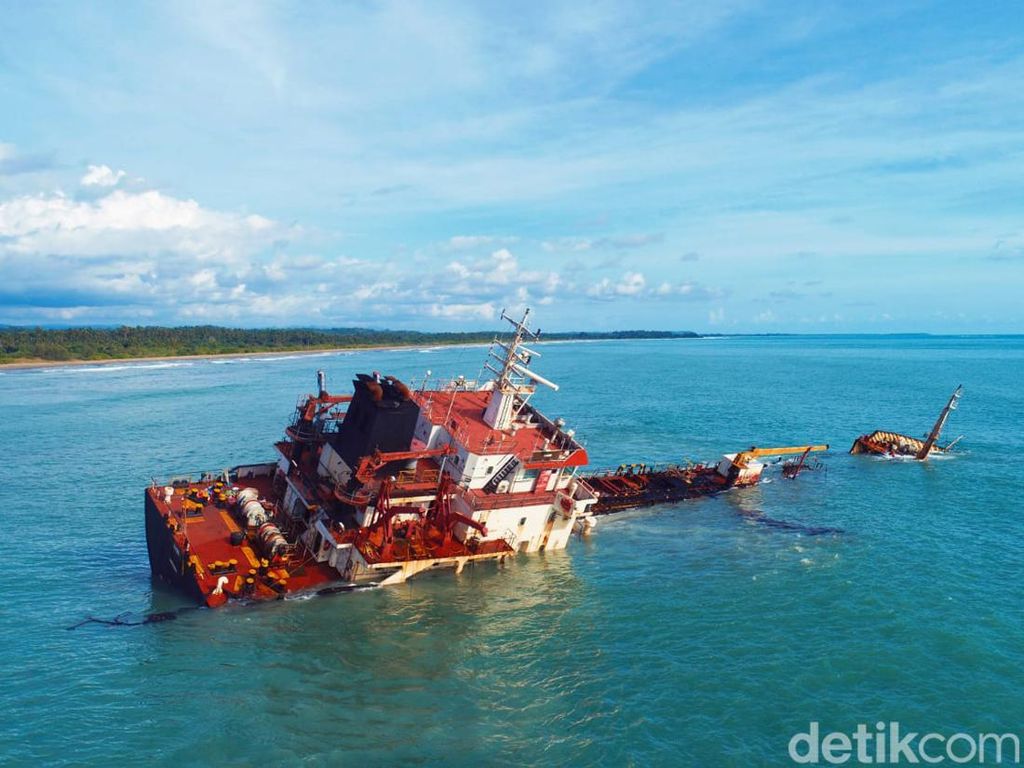 KLHK Minta Pemilik Kapal Ganti Rugi-Pulihkan Laut Nias Utara Tercemar Aspal