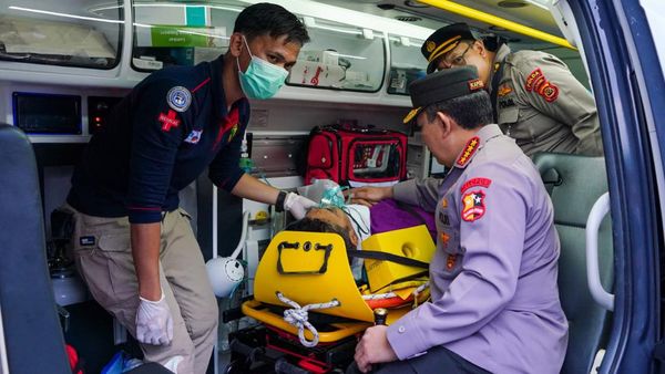 Momen Kapolri Berbincang dengan Kapolda Jambi yang Berhasil Dievakuasi
