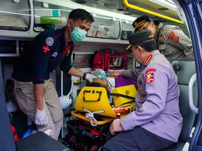 Momen Kapolri Berbincang dengan Kapolda Jambi yang Berhasil Dievakuasi