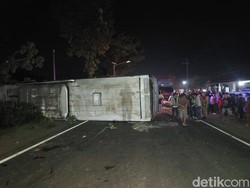Detik-detik Bus Sugeng Rahayu Ugal-ugalan Terguling di Nganjuk-10 Terluka