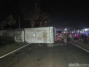 Detik-detik Bus Sugeng Rahayu Ugal-ugalan Terguling di Nganjuk-10 Terluka Detik-detik Bus Sugeng Rahayu Ugal-ugalan Terguling di Nganjuk-10 Terluka
