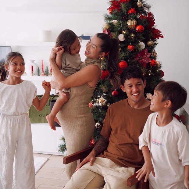 Keluarga Irfan dan Jennifer Bachdim