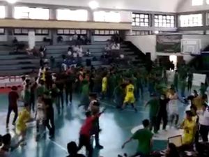 Kompetisi Basket Piala Wali Kota Surabaya Diwarnai Kericuhan Kompetisi Basket Piala Wali Kota Surabaya Diwarnai Kericuhan