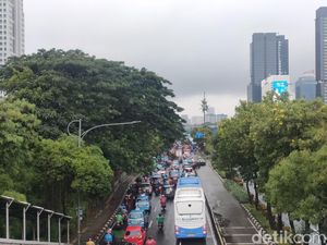 Diguyur Hujan, Jalan Gatot Subroto Arah Senayan Macet