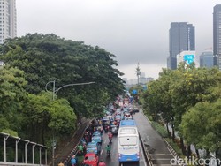 Diguyur Hujan, Jalan Gatot Subroto Arah Senayan Macet