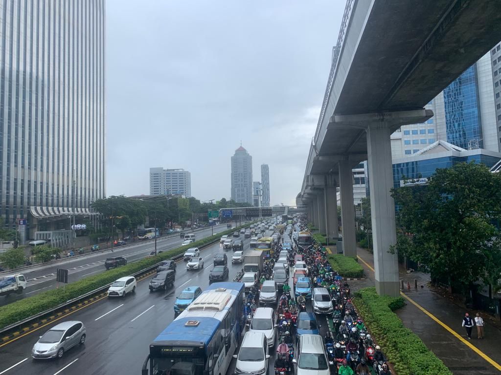 Jalan Gatsu Arah Semanggi Macet, Warga Harap Transportasi Umum Ditingkatkan