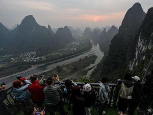 Menikmati Matahari Terbit dari Gugusan Gunung Xianggong China