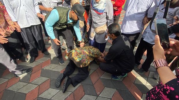 Menteri Risma bersujud di depan seorang guru di SLB Negeri A Pajajaran Bandung Menteri Risma bersujud di depan seorang guru di SLB Negeri A Pajajaran Bandung.