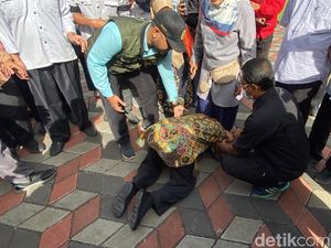 Sujud Risma Usai Ditagih Janji Hibah Lahan di Bandung Sujud Risma Usai Ditagih Janji Hibah Lahan di Bandung
