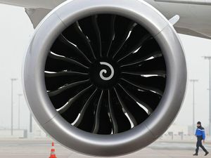 Ngeri! Pria Terobos Bandara, kemudian Lompat ke Mesin Jet Pesawat Ngeri! Pria Terobos Bandara, kemudian Lompat ke Mesin Jet Pesawat