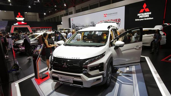 Mitsubishi Donasikan Tujuh Mobil untuk Pendidikan di Indonesia